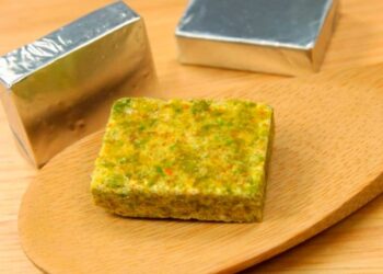 ¿Sabes qué son en realidad los cubitos de consomé de pollo?