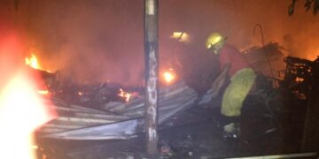 Incendio en taller deja como saldo dos intoxicados y un quemado