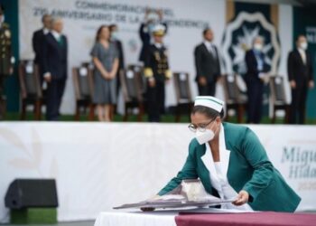 Condecoran a 22 trabajadores del IMSS por labor durante pandemia