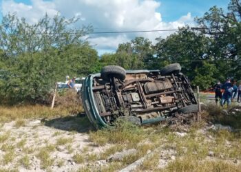 Se lesionan empleados al volcar camioneta