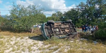 Se lesionan empleados al volcar camioneta