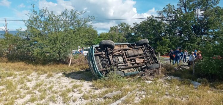 Se lesionan empleados al volcar camioneta