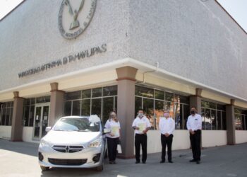 Entrega Rector vehículos del sorteo de aniversario del SUTAUAT