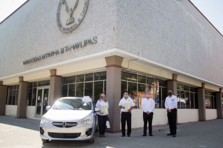 Entrega Rector vehículos del sorteo de aniversario del SUTAUAT