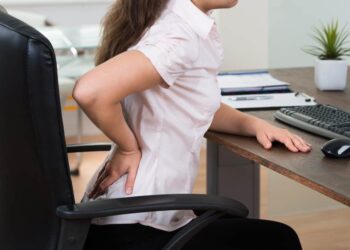 ¿Cómo sentarse correctamente frente a la computadora?