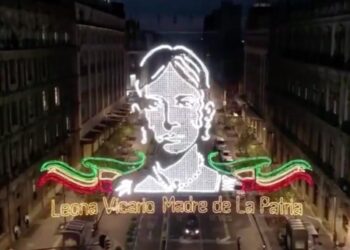 Encienden alumbrado de Fiestas Patrias en el Zócalo de CDM