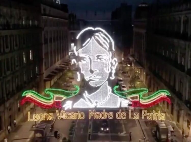 Encienden alumbrado de Fiestas Patrias en el Zócalo de CDM