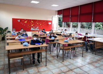 Millones de niños regresan a clases en Europa
