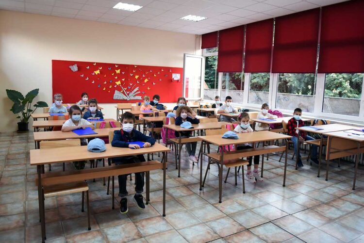 Millones de niños regresan a clases en Europa