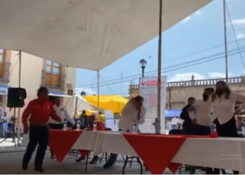 Agarran a ‘huevazos’ a Fernández Noroña durante evento del PT