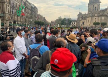Instalan plantón en el Zócalo; policías resguardan la zona