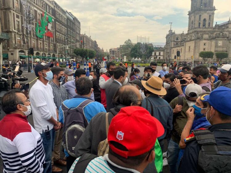 Instalan plantón en el Zócalo; policías resguardan la zona