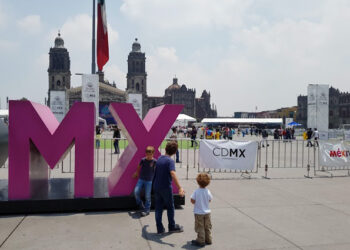 Mamá ‘corre’ a su hijo de 30 años por flojo; él la denuncia