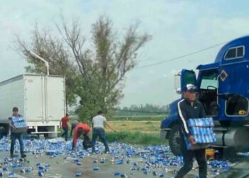 Vuelca tráiler en carretera y lugareños roban la cerveza