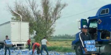 Vuelca tráiler en carretera y lugareños roban la cerveza