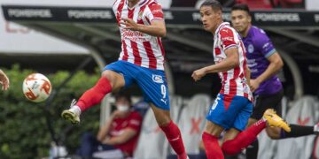 Chivas de Guadalajara derrota 2-1 a Mazatlán
