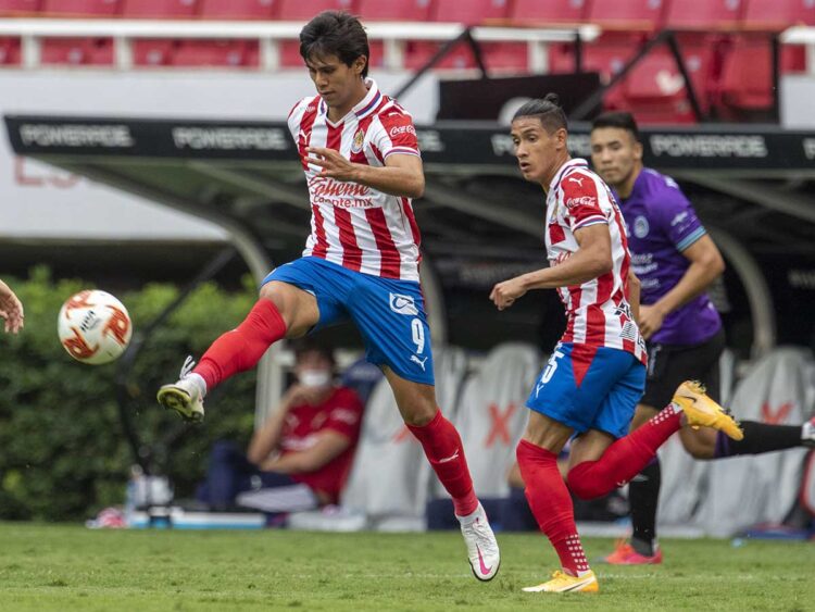 Chivas de Guadalajara derrota 2-1 a Mazatlán