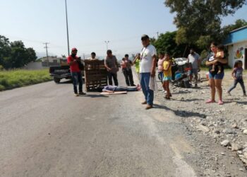 Mujer cae de motocicleta y se lesiona