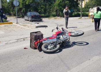 Se lesiona motociclista al chocar con vehículo