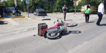 Se lesiona motociclista al chocar con vehículo