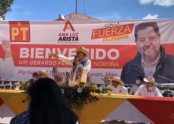 Otra vez agarran a ‘huevazos’ a Fernández Noroña; ahora en Singuilucan