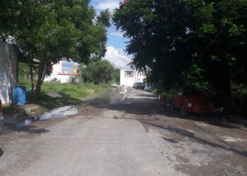 COMAPA desatiende reportes de fugas de dos meses en Nueva Aurora