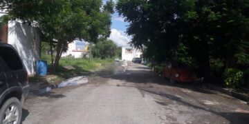 COMAPA desatiende reportes de fugas de dos meses en Nueva Aurora