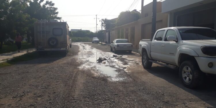 COMAPA desatiende reportes de fugas de dos meses en Nueva Aurora