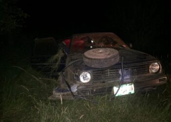 Chofer vuelca su automóvil y se da a la fuga