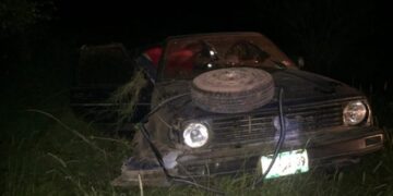 Chofer vuelca su automóvil y se da a la fuga