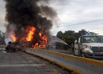 Explota pipa cargada de combustible en Tabasco; mueren cuatro