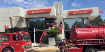 Incendio causa pánico en Banco Santander