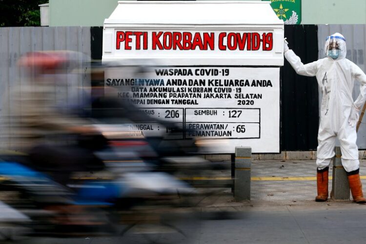 Identifican una cepa de coronavirus en Indonesia más infecciosa que la de Wuhan