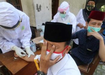 Aíslan a 6 mil estudiantes en Indonesia tras brote en internado