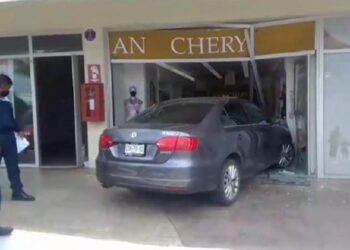 Anciana acelera en lugar de frenar; se mete a negocio en Tampico