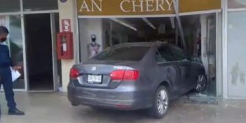 Anciana acelera en lugar de frenar; se mete a negocio en Tampico