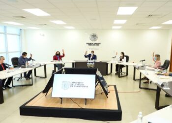 Presentan reformas para prohibir a escuelas condicionar entrega de documentos 