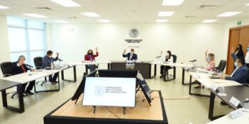 Presentan reformas para prohibir a escuelas condicionar entrega de documentos 