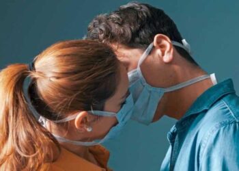 Funcionaria ‘recomienda’ usar cubrebocas en encuentros íntimos