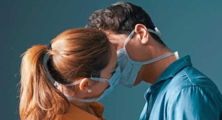 Funcionaria ‘recomienda’ usar cubrebocas en encuentros íntimos