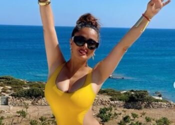 Salma Hayek festeja su cumpleaños 54 y presume foto en traje de baño