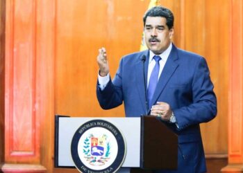 Maduro anuncia recuperación de dos refinerías de Venezuela