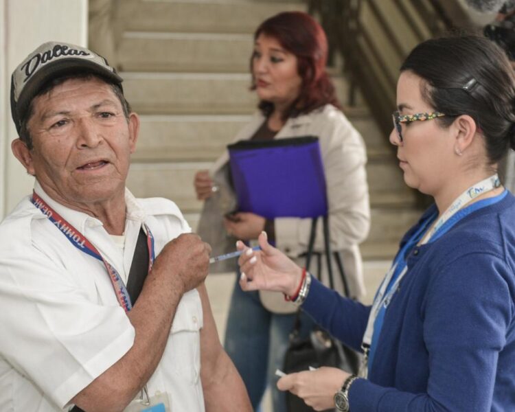 Exhorta alcalde a ciudadanía a vacunarse contra Influenza