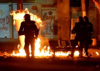 Colombia vive segunda noche de protestas violentas; hay 10 muertes reportadas en total