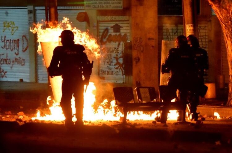 Colombia vive segunda noche de protestas violentas; hay 10 muertes reportadas en total