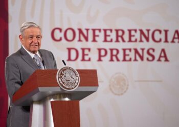 López Obrador arremete otra vez contra INE por spot y consulta