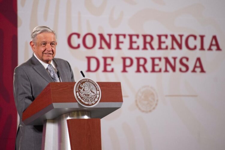 López Obrador arremete otra vez contra INE por spot y consulta