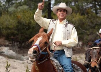 Por ‘broncofirmas’ cesan a 11 funcionarios en Nuevo León