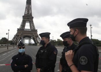 Desalojan la Torre Eiffel por falsa amenaza de bomba