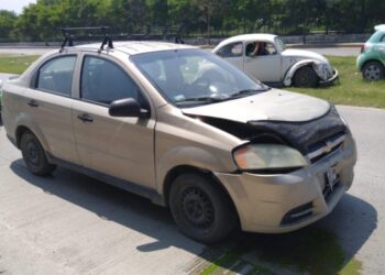 Chofer maneja distraído y causa choque